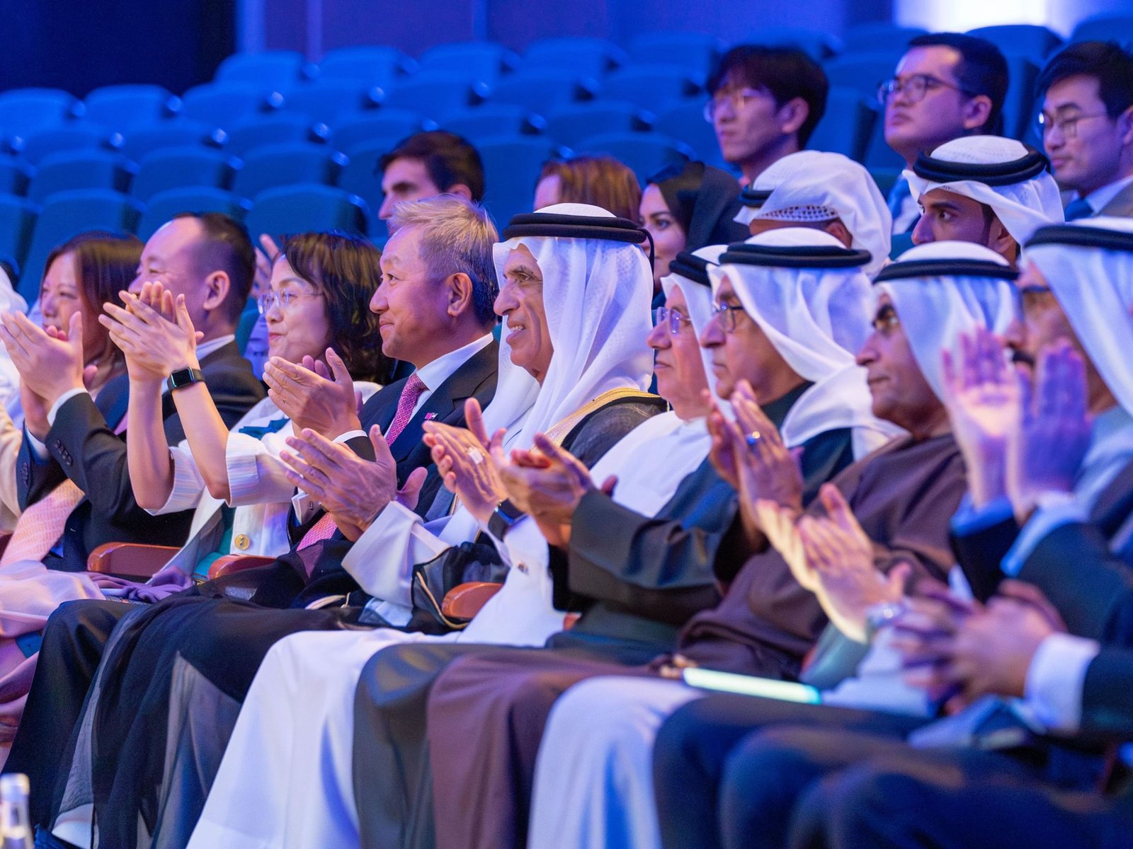 سعود بن صقر يشهد حفل فرقة "الأوتار الرباعية" في رأس الخيمة