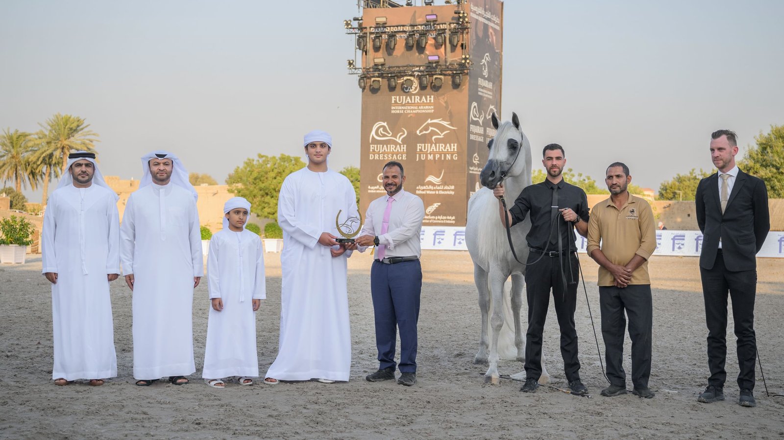 نجل ولي عهد الفجيرة يتوّج الفائزين بـ"دولية الخيل العربي 2024" 1 نجل ولي عهد الفجيرة يتوّج الفائزين بـ"دولية الخيل العربي 2024"