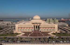 سلطان بن أحمد القاسمي يزور دار القضاء في مدينة الشارقة