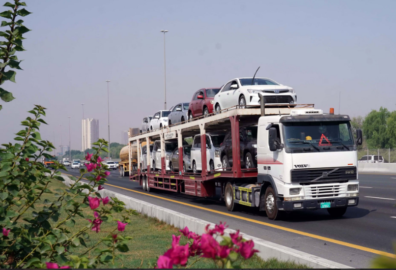 الطرق والمواصلات وشرطة دبي تعلنان حظر حركة الشاحنات على شارع الإمارات بالاتجاه إلى الشارقة وقت الذروة المسائية من 1 يناير 2025