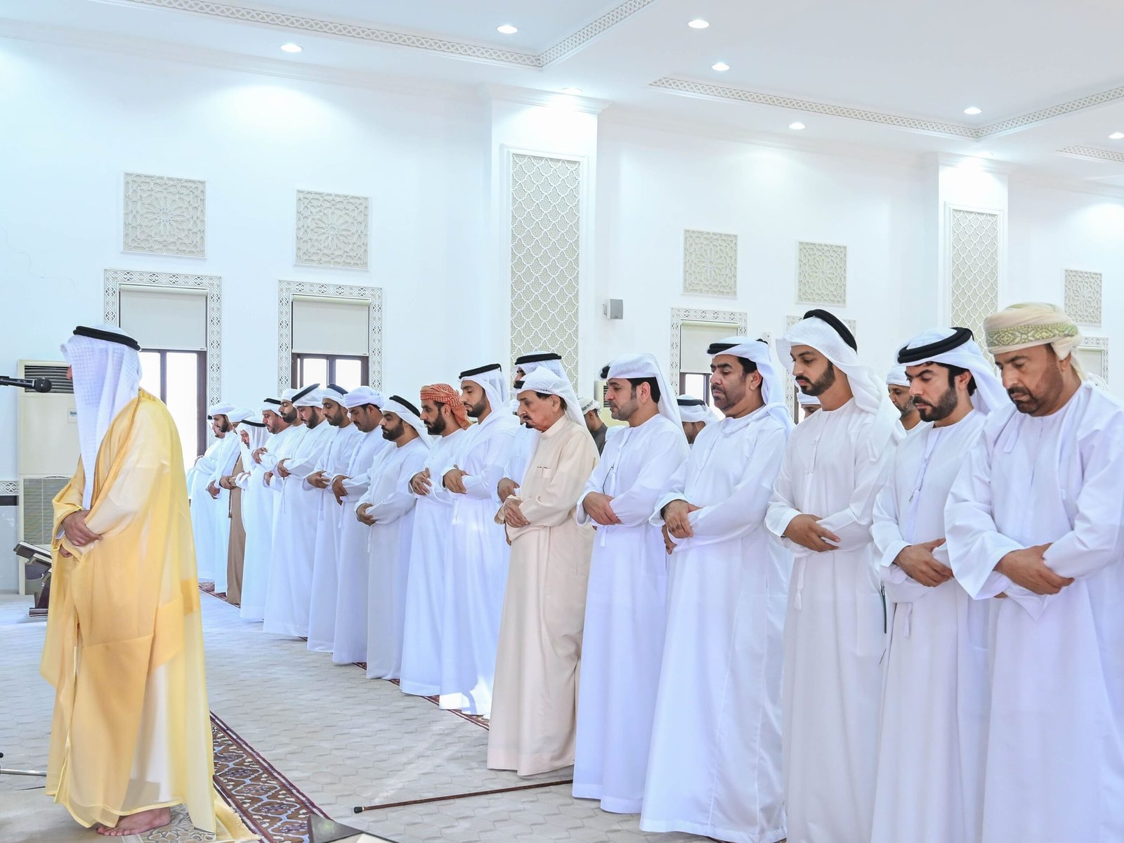 حاكم عجمان يؤدي صلاة الاستسقاء