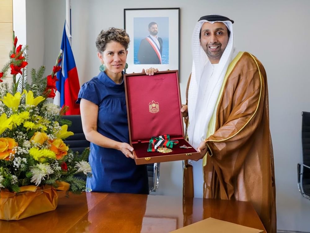 رئيس الدولة يمنح وزيرة البيئة في تشيلي وسام زايد الثاني من الطبقة الأولى