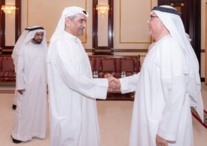 حاكم الفجيرة يطلع على ملف التوطين وبرامج وزارة الموارد البشرية والتوطين