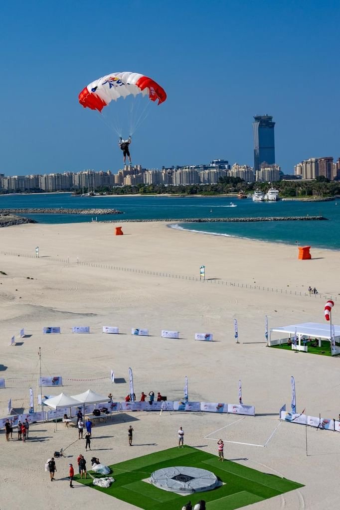 الإمارات تنافس النمسا والتشيك في "عالمية دبي للقفز بالمظلات"