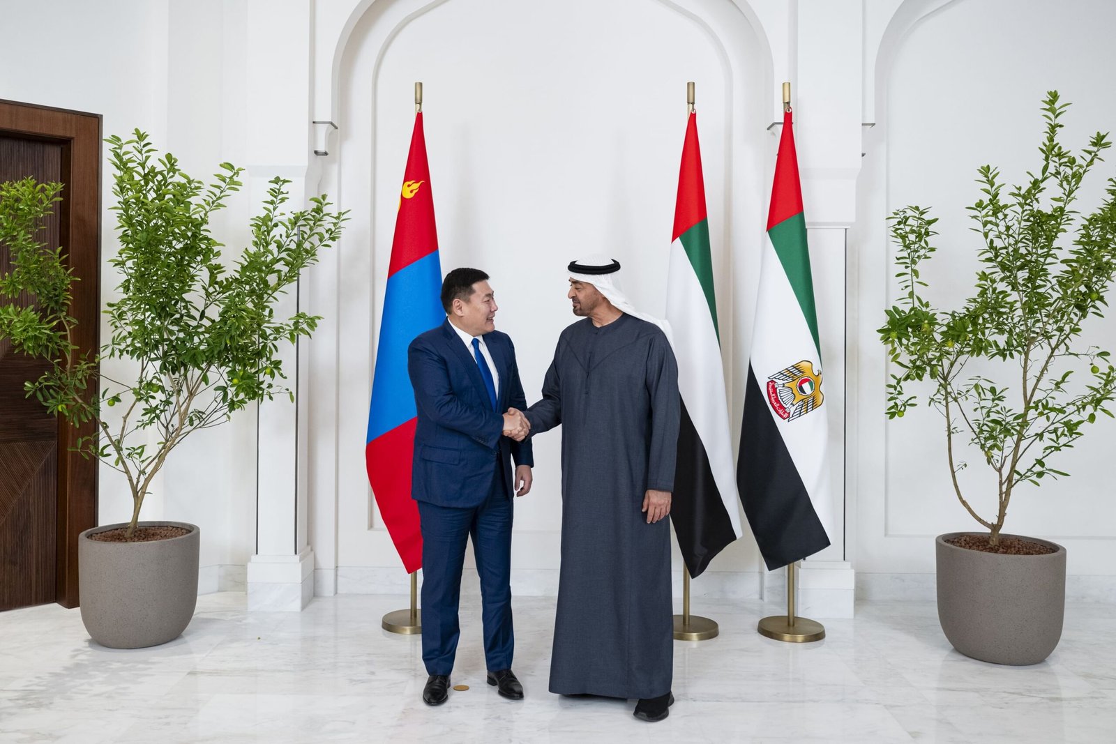 رئيس الدولة يبحث مع رئيس وزراء منغوليا سبل تعزيز العلاقات الثنائية