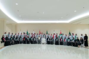 حاكم الشارقة يستقبل المشاركين في برنامج جسور خليجية