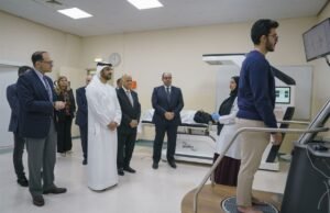 سلطان بن أحمد القاسمي يطلع على مختبرات العلوم الصحية بجامعة الشارقة