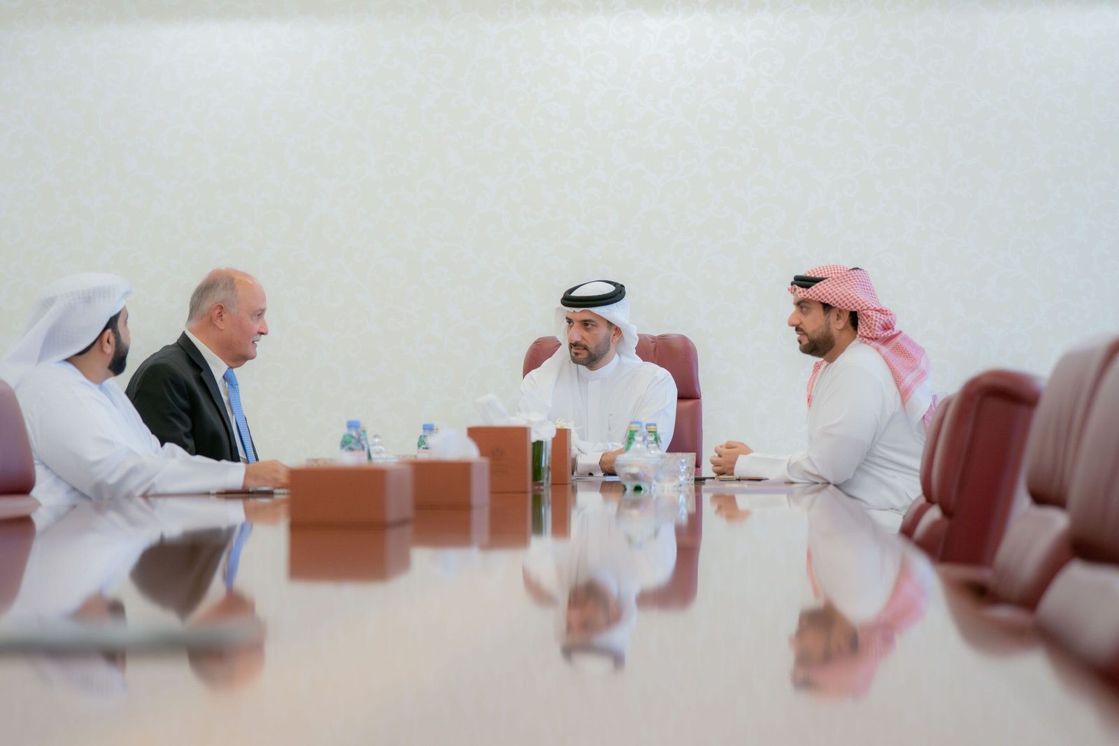 سلطان بن أحمد القاسمي يزور دائرة النفط بالشارقة