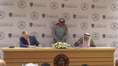حاكم الشارقة يوقع اتفاقية تعاون بين جامعتي الذيد وليفربول البريطانية