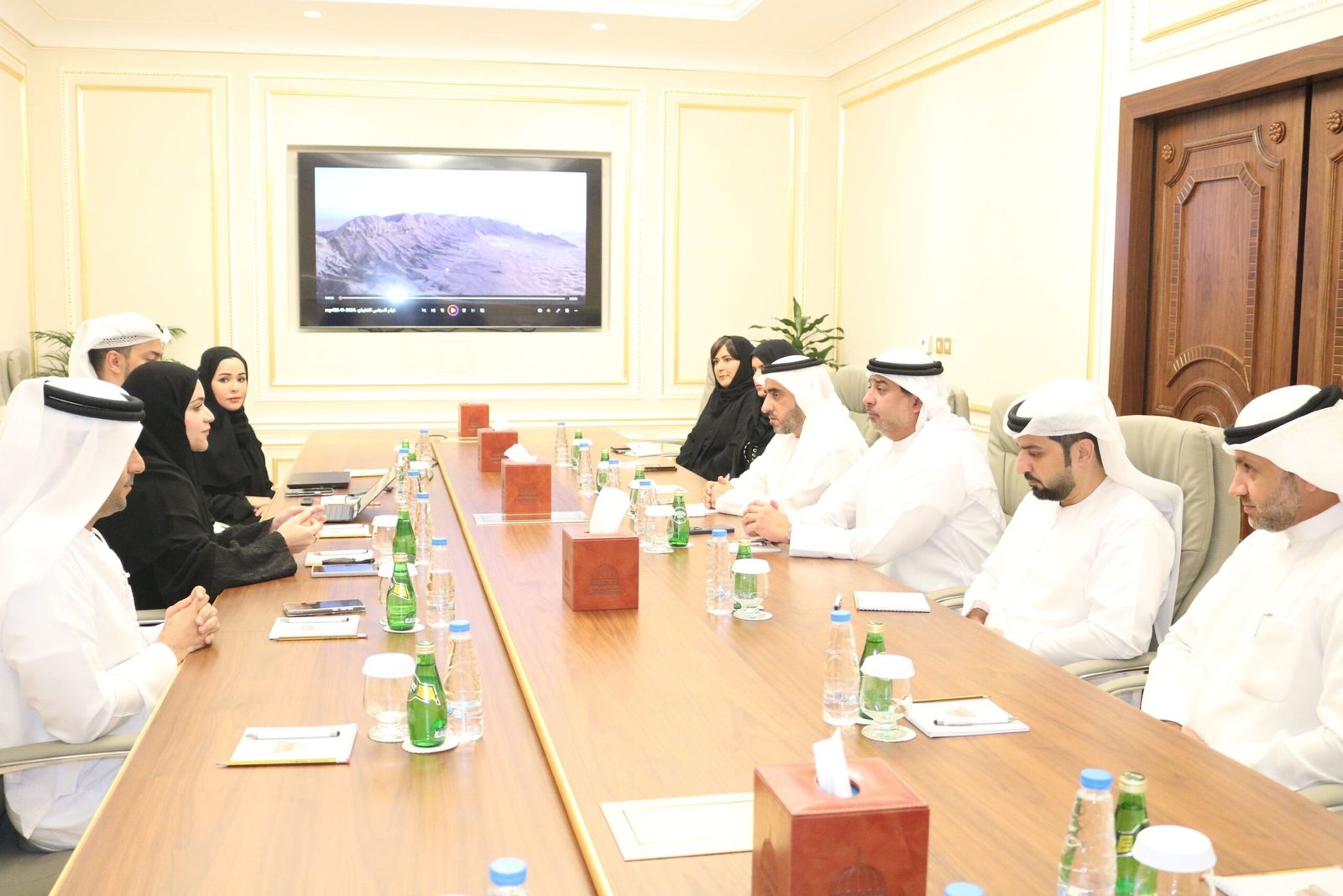 استشاري الشارقة يطلع على مشاريع التطوير الحكومي