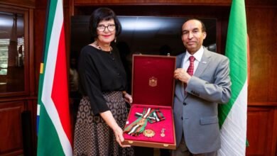 رئيس الدولة يمنح وزيرة النقل في جنوب إفريقيا "وسام زايد الثاني من الطبقة الأولى"