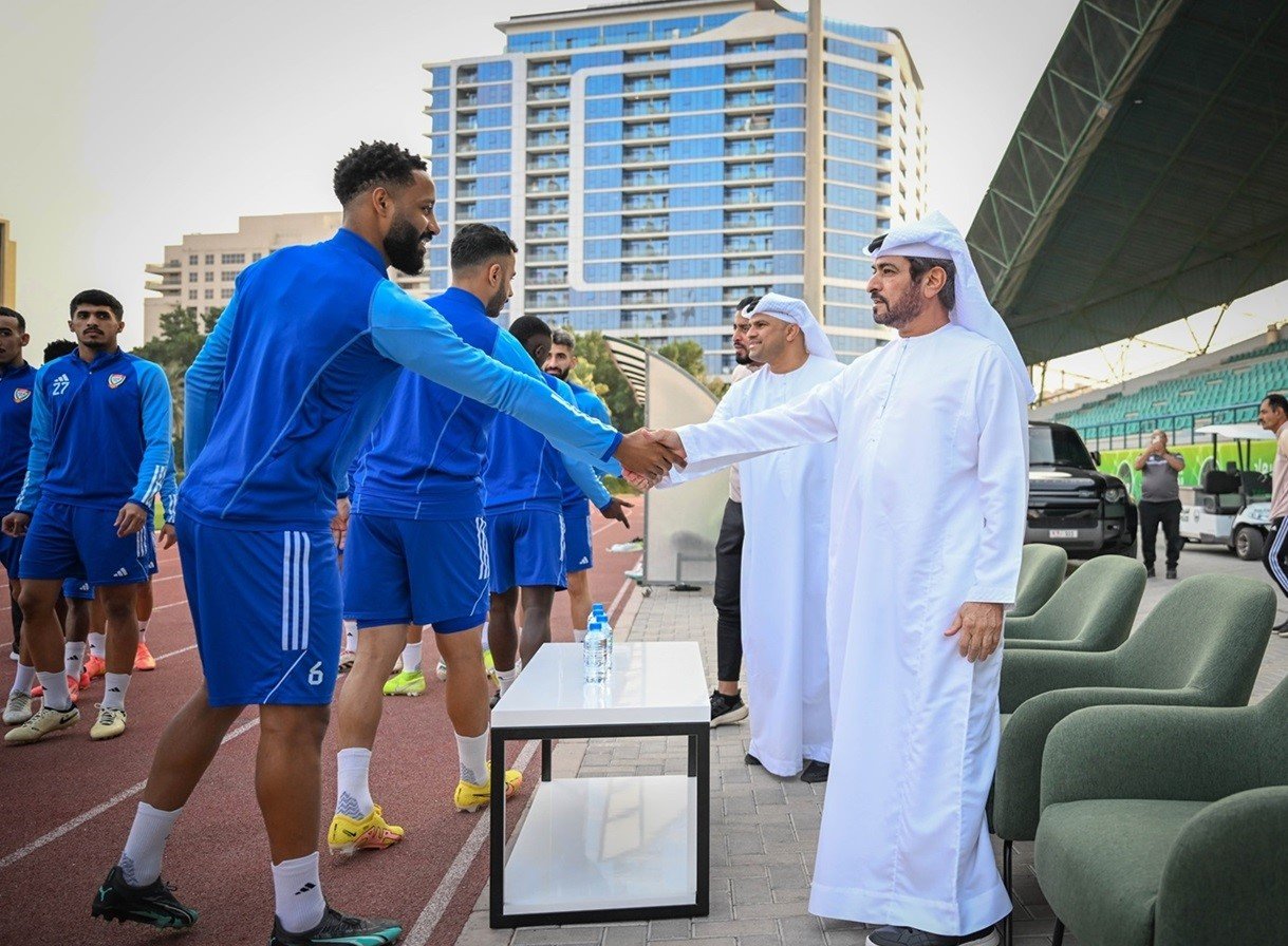 حمدان بن مبارك يتابع تدريبات المنتخب الوطني ويلتقي أعضاء البعثة