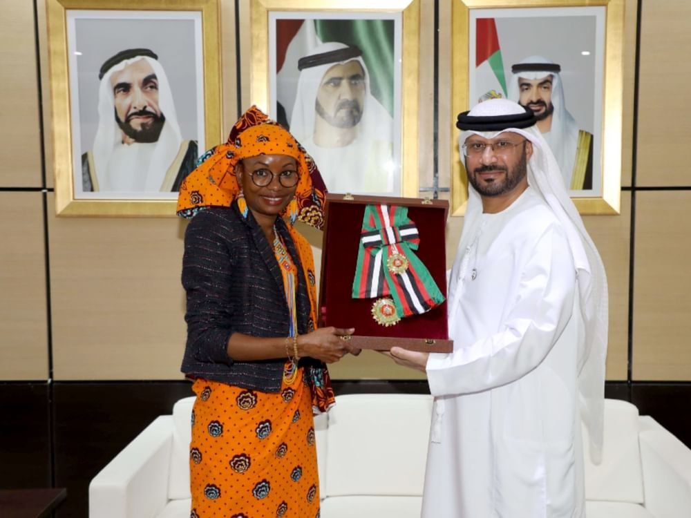 رئيس الدولة يمنح رئيسة رابطة النساء والشعوب الأصلية في تشاد "وسام زايد الثاني من الطبقة الأولى"