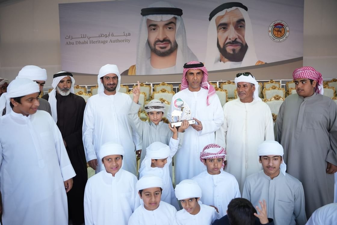 تتويج الفائزين في مهرجان محمد بن زايد لسباقات الهجن ومزاينة الإبل