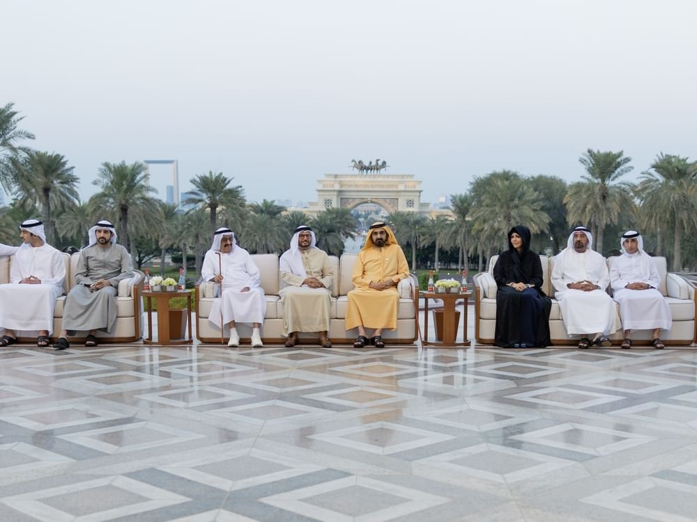 محمد بن راشد يلتقي جمعاً من الشيوخ وأعيان البلاد وكبار المسؤولين