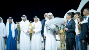 عمار بن حميد وجاسم بن حمد يشهدان اختتام مرحلة عجمان من "جولة الجياد العربية"