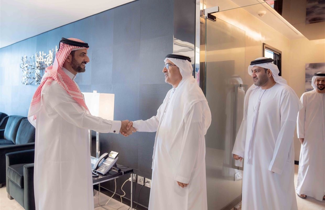 سلطان بن أحمد القاسمي يستقبل وزير العدل