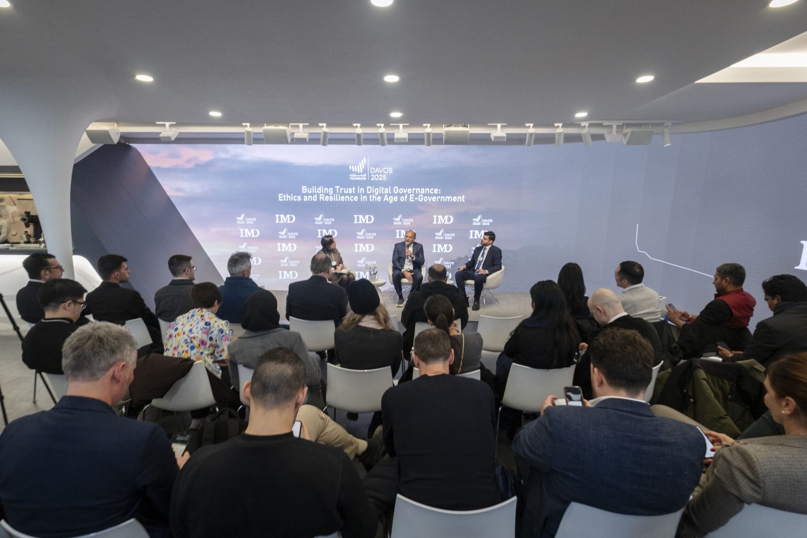 خلال جلسة بـ "دافوس 2025" .. الإمارات تشارك تجربتها في دعم التحول الرقمي الحكومي الشامل