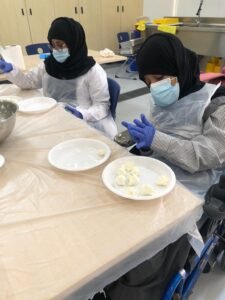 مؤسسة زايد العليا تنتج 276,420 كيلوغرام من اللبنة بأيدي أصحاب الهمم في أول معمل بالقوع