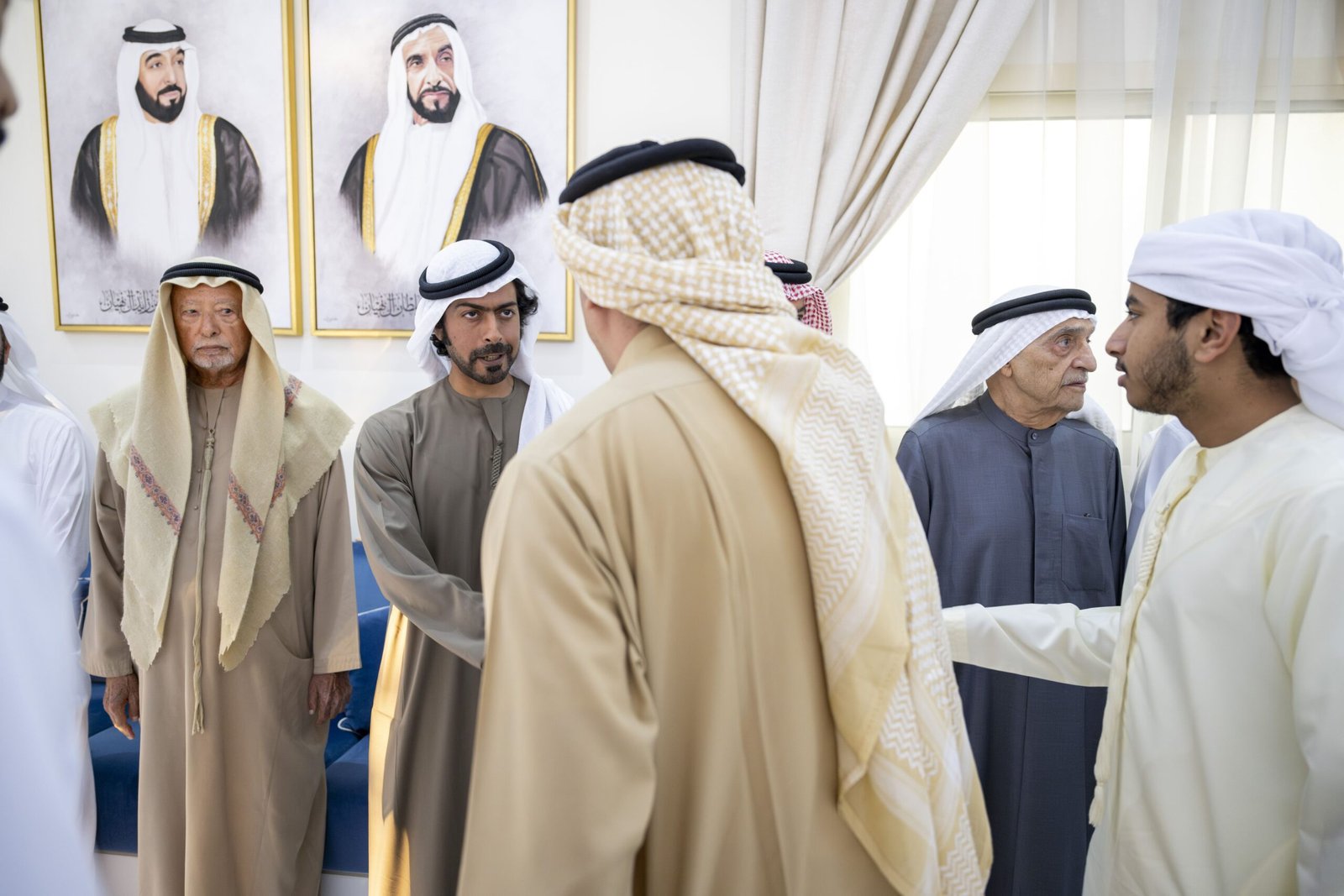 خليفة بن طحنون بن محمد يُقدم واجب العزاء في وفاة عبدالله أمين الشرفاء