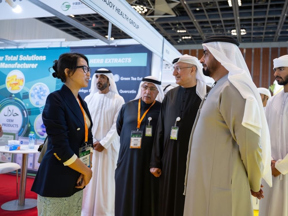 سيف بن زايد يزور "دوفات 2025" ويشهد إطلاق كلية للصيدلة