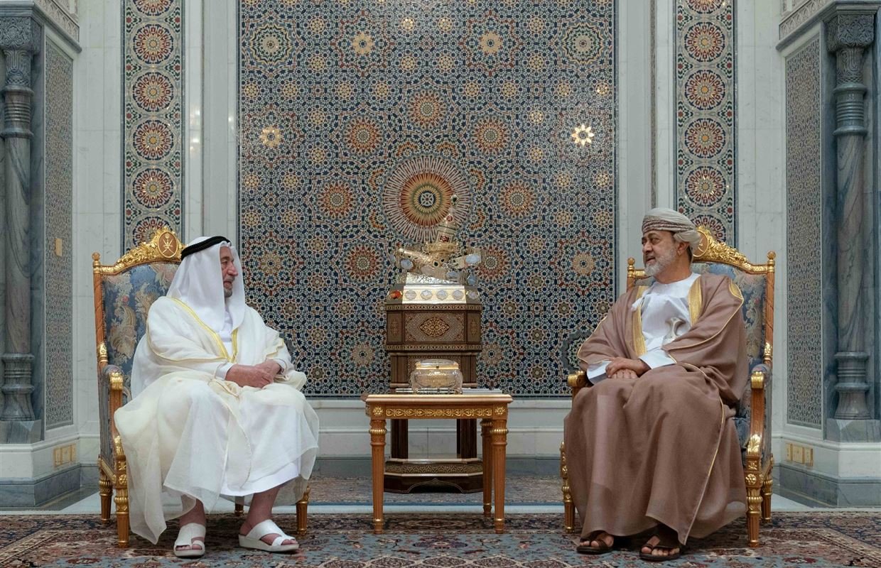 حاكم الشارقة يهنئ سلطان عمان بذكرى توليه مقاليد الحكم