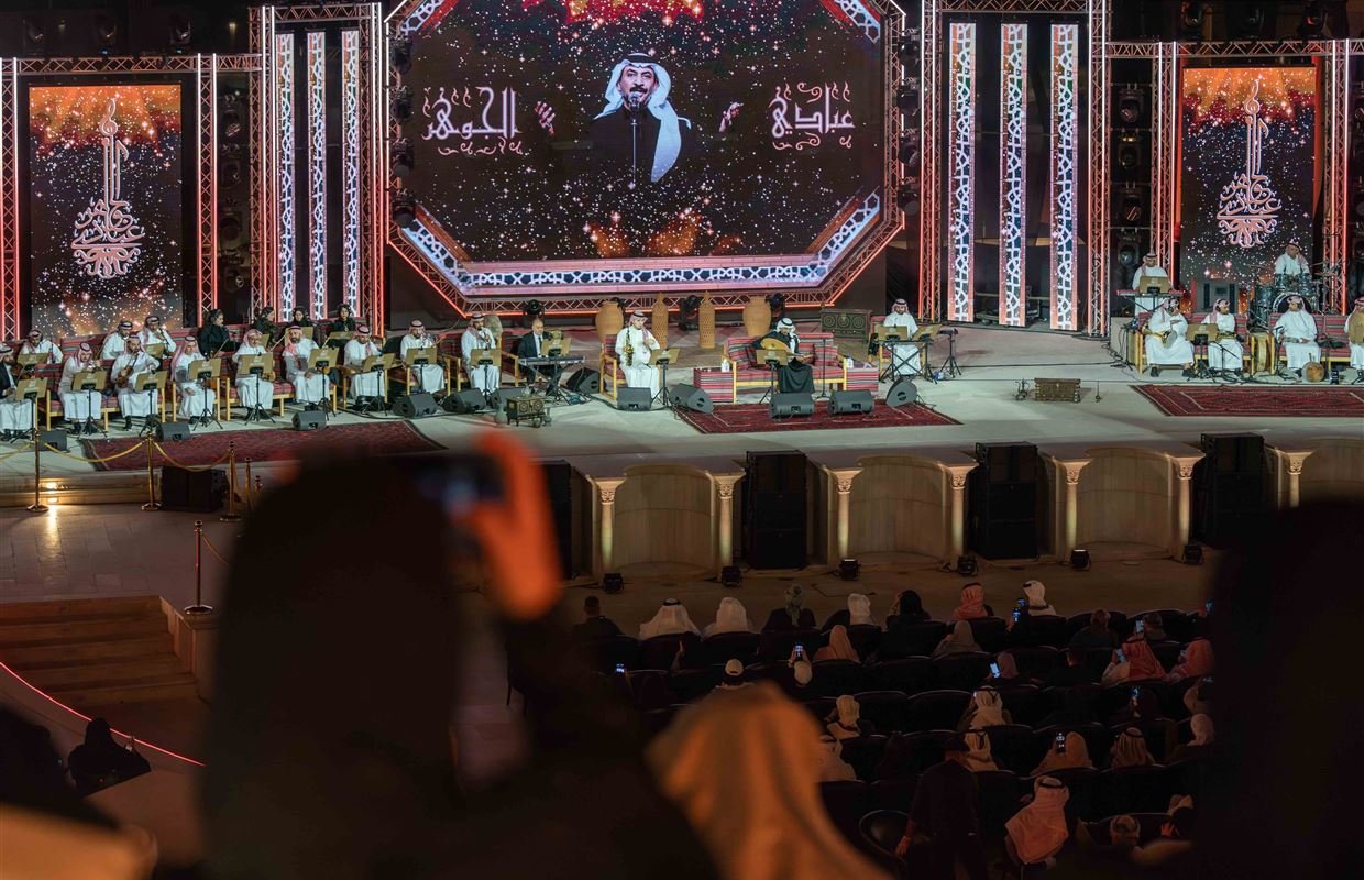 "مدرج خورفكان" يضيء بليلة طربية ساحرة مع عبادي الجوهر وزينة عماد