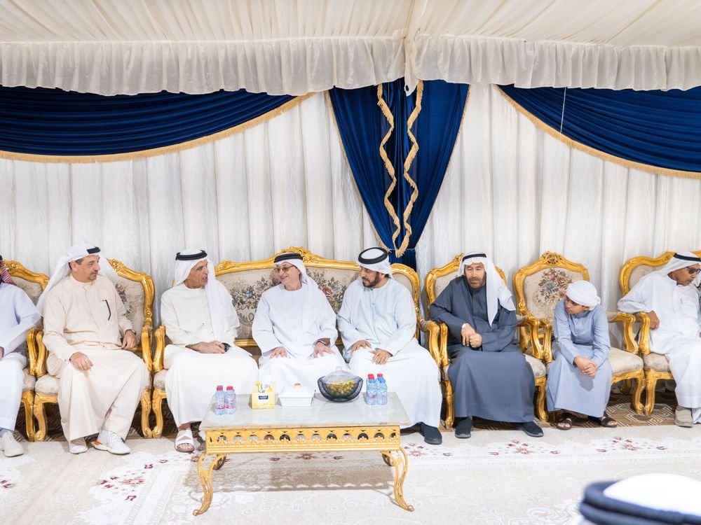 سعود بن صقر يعزي في وفاة محمد عيسى الشامسي