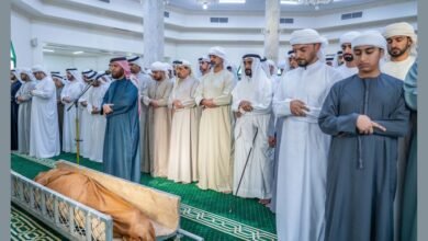 حاكم عجمان يؤدي صلاة الجنازة على جثمان عبدالله أمين الشرفاء