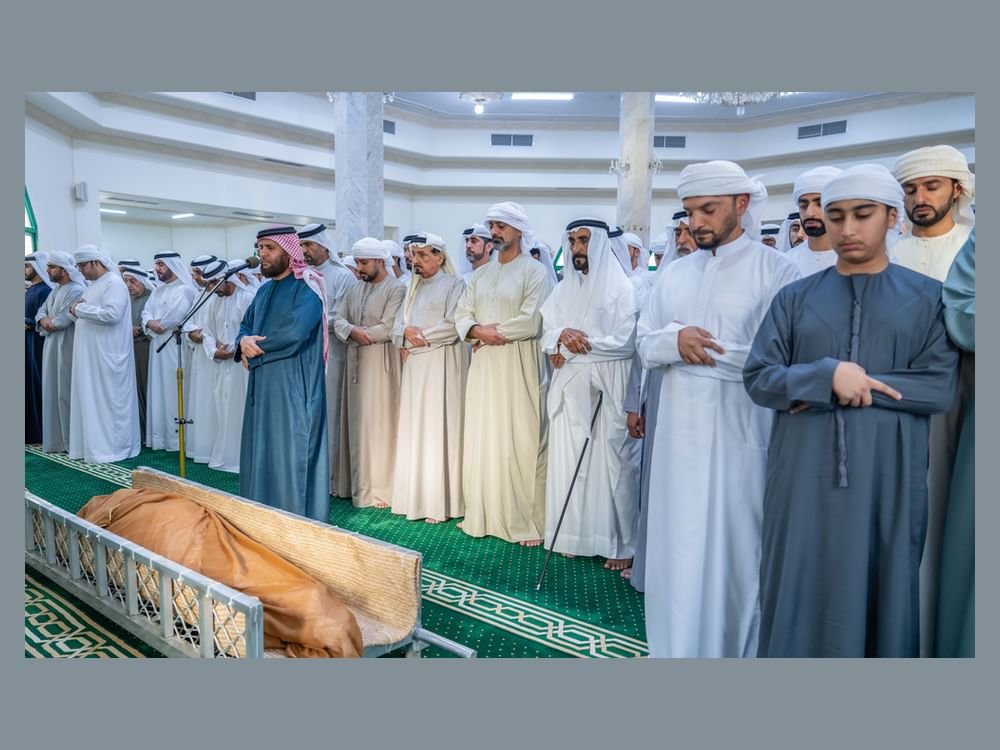 حاكم عجمان يؤدي صلاة الجنازة على جثمان عبدالله أمين الشرفاء