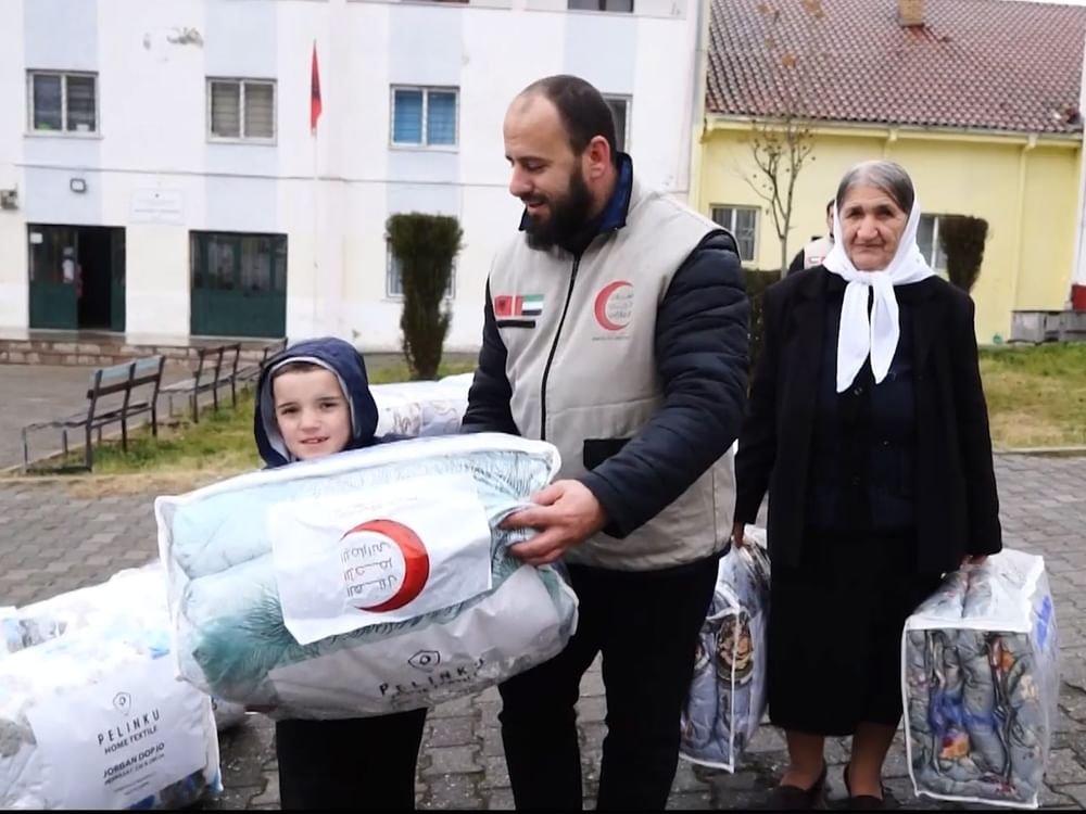 الهلال الأحمر الإماراتي يوزع كسوة الشتاء على 2415 مستفيدًا في ألبانيا