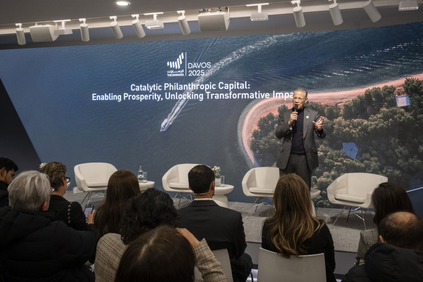 جناح الإمارات في "دافوس" يستضيف جلسة حول رأس المال الخيري التحفيزي