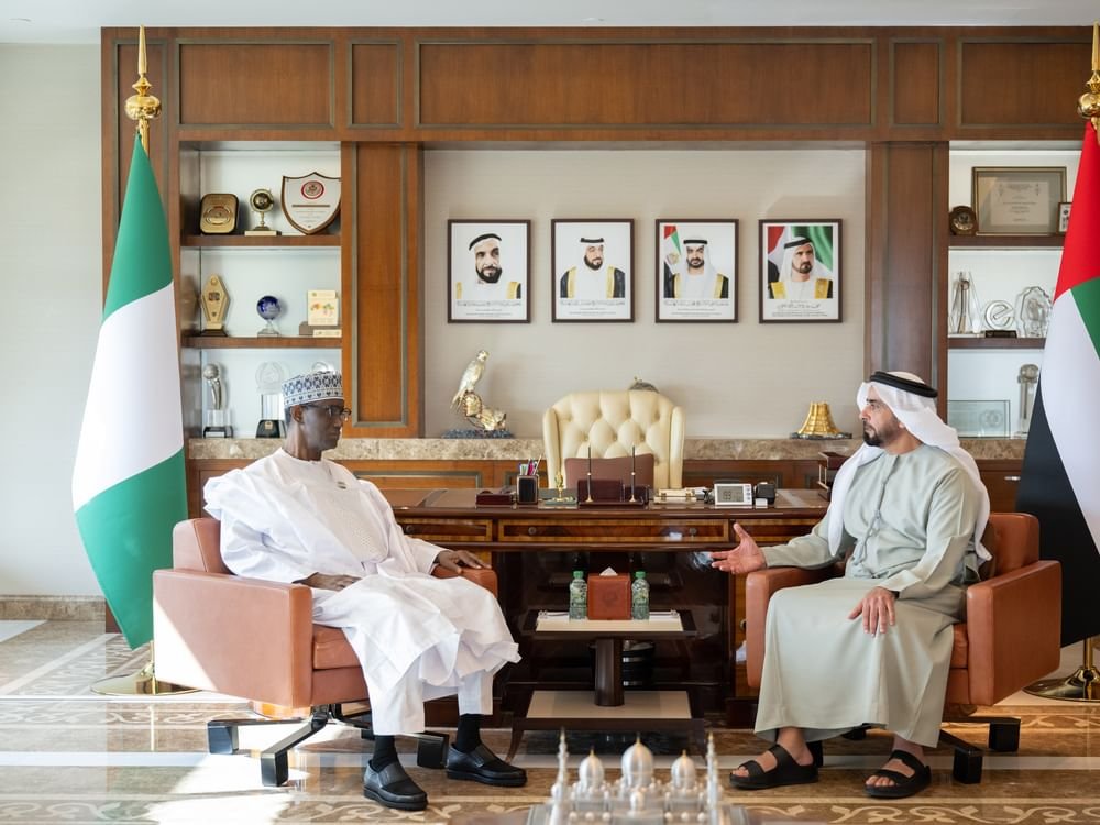 سيف بن زايد يلتقي مستشار الأمن القومي النيجيري