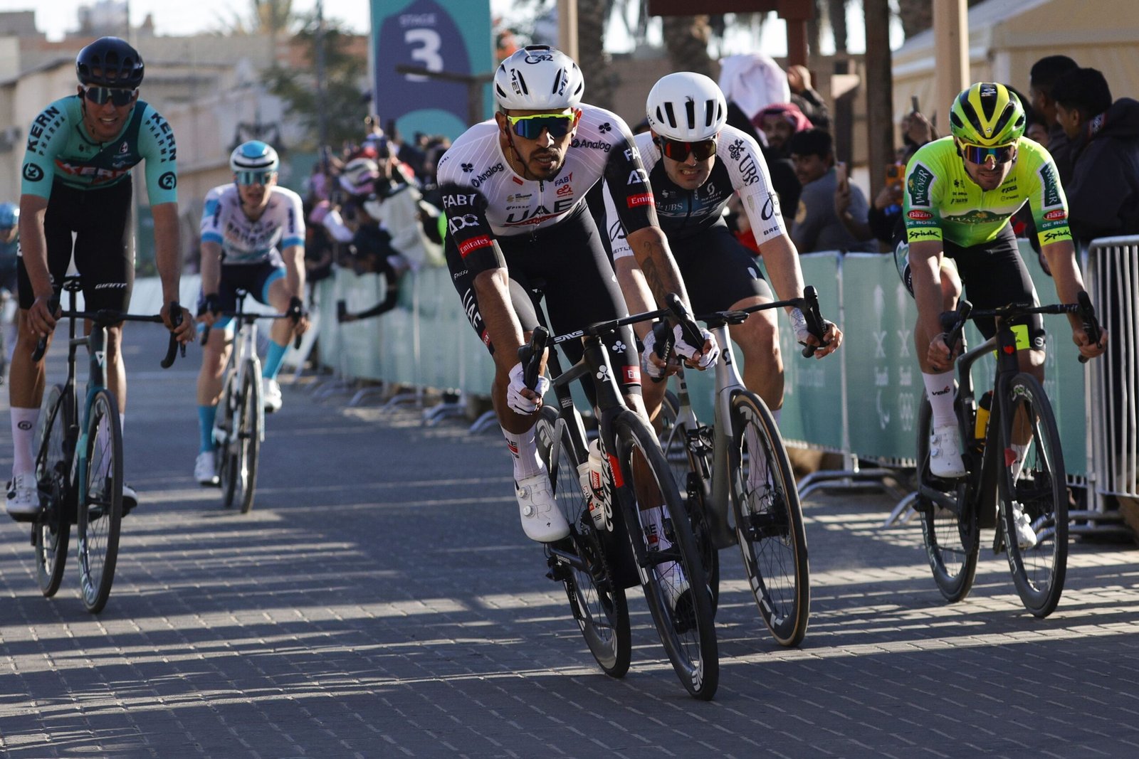 "الإمارات للدراجات" ثالثا في المرحلة 3 من طواف العلا