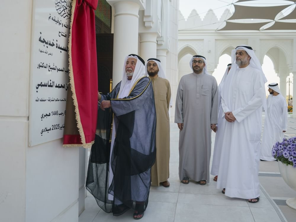 حاكم الشارقة يفتتح مسجد السيدة خديجة ويتفقد مقبرة الرويضات