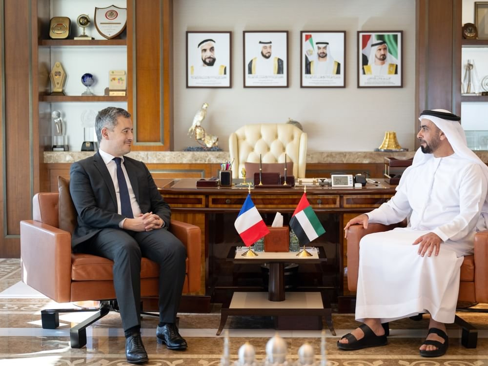 سيف بن زايد يلتقي وزير العدل الفرنسي