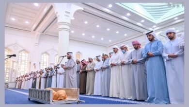 حاكم عجمان وولي عهده يؤديان صلاة الجنازة على جثمان عبد الله بن مصبح بن غليطة الغفلي