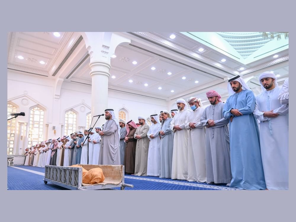 حاكم عجمان وولي عهده يؤديان صلاة الجنازة على جثمان عبد الله بن مصبح بن غليطة الغفلي
