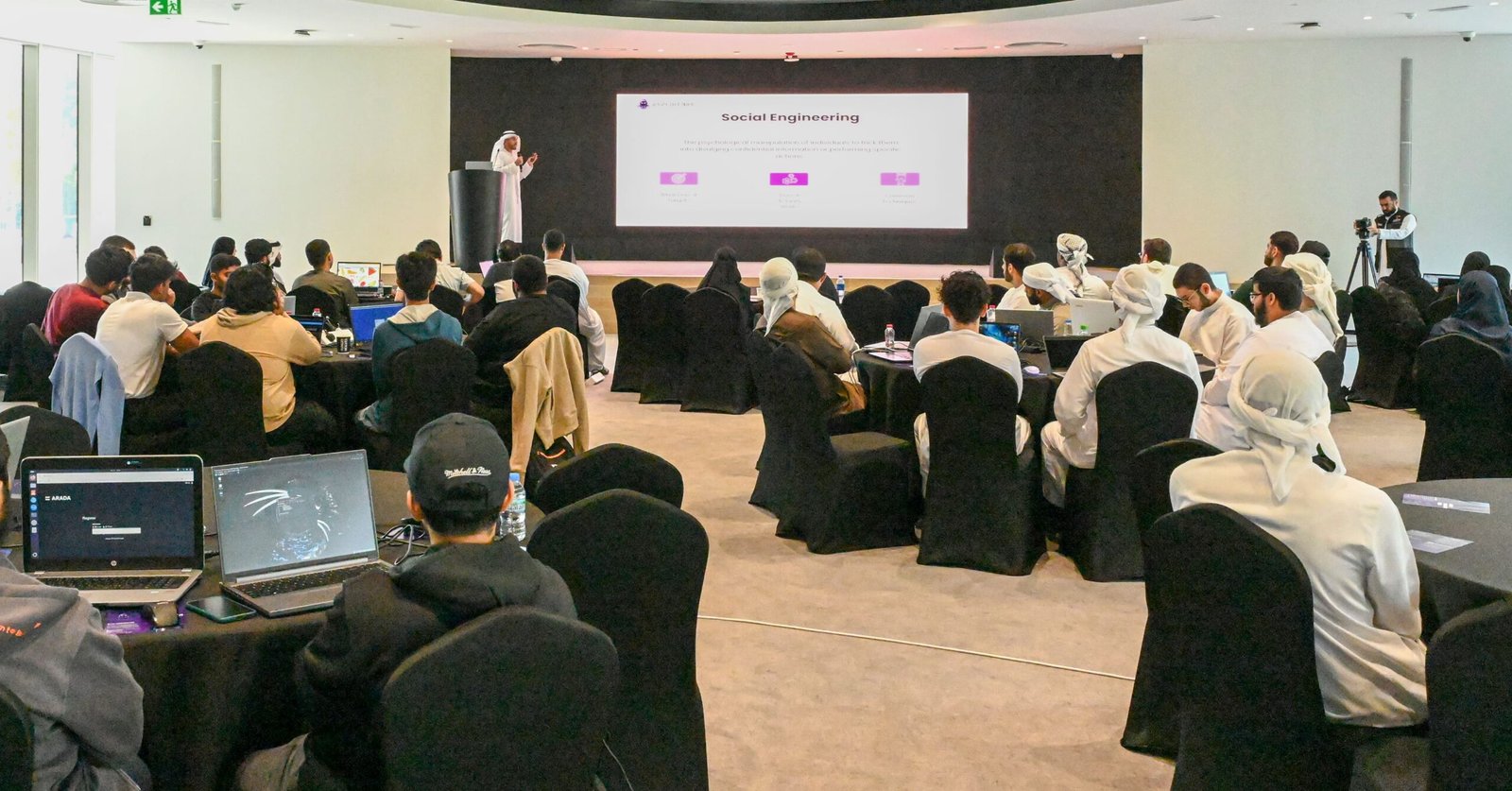 شرطة الشارقة تطلق منافسات تحدي "التقاط العلم"