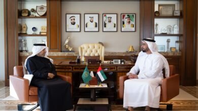 سيف بن زايد يلتقي أمين عام مجلس وزراء الداخلية العرب