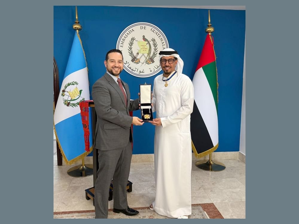 رئيس غواتيمالا يمنح السفير المنهالي وسام "أنطونيو خوسيه دي إيريساري" برتبة الضابط الكبير