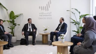 محمد القرقاوي يلتقي وزير الخارجية في الحكومة السورية الانتقالية بدافوس