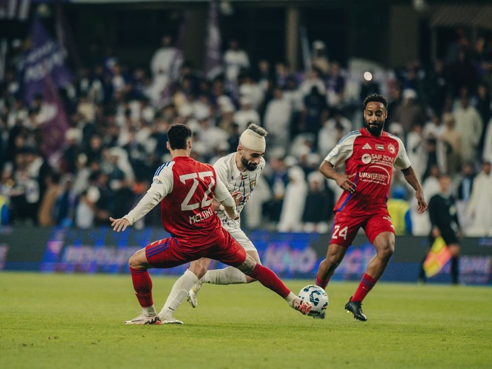 الشارقة يتعادل مع العين ويحتفظ بصدارة دوري أدنوك للمحترفين