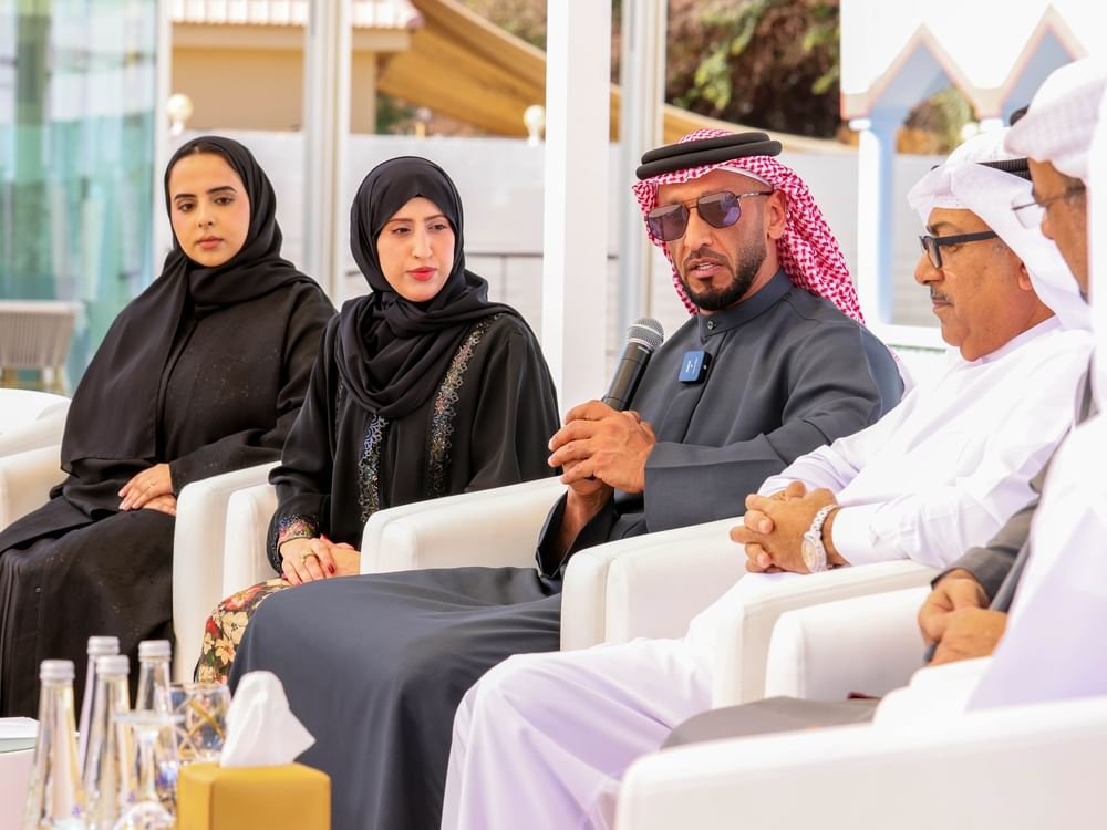 عبدالله آل حامد يلتقي نخبة من طلبة الإعلام في الإمارات