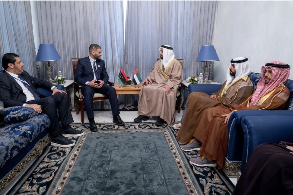 سيف بن زايد يلتقي في تونس وزير الداخلية الليبي