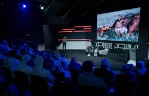 جوناثان سكوت يأخذ جمهور "اكسبوجر 2025" في رحلة بصرية عبر هجرة ثيران النو الكبرى