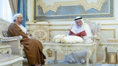 حاكم الشارقة يستقبل سفير سلطنة عُمان