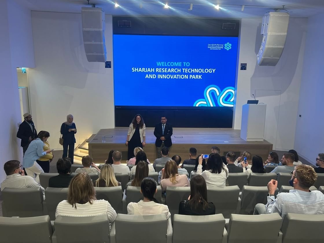 وفد من جامعة موسكو يطلع على مشاريع "مجمع الشارقة للبحوث"