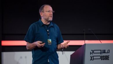 الرئيس السابق لوكالة "أسوشيتد برس" يستشرف في "اكسبوجر" مستقبل شفافية المحتوى في عصر الذكاء الاصطناعي