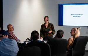 ليز أرانجو تدعو إلى تصوير فوتوغرافي أكثر إنصافاً وعدالةً في الأزمات خلال "اكسبوجر 2025"